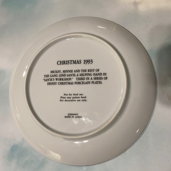 DISNEY STORE NWT VTG 1993 CHRISTMAS SANTA’S WORKSHOP PORCELAIN PLATE JAPAN 9.5” - Picture 12 of 14